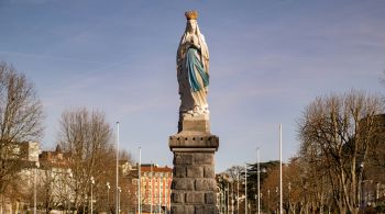 Santa é celebrada em 11 de fevereiro, quando teria se dado sua primeira aparição em 1858, na cidade de Lourdes, na França