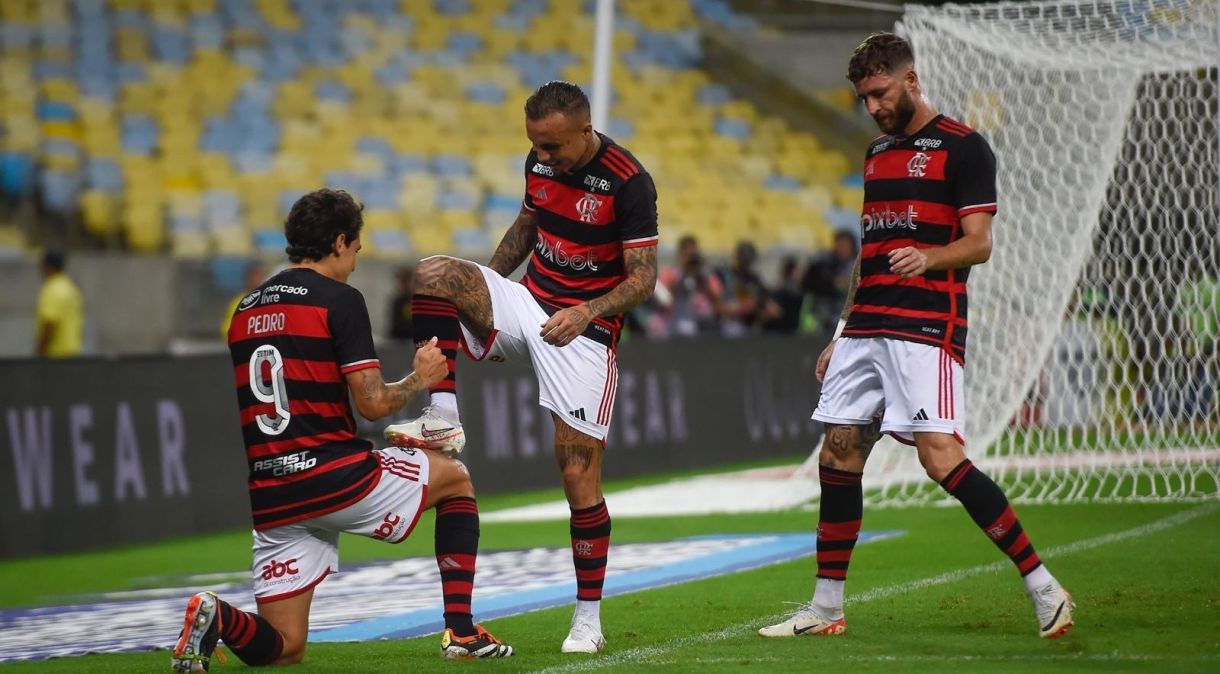 Pedro e Cebolinha comemoram gol na vitória do Flamengo sobre o Boavista pelo Carioca