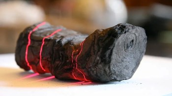Centenas de rolos de papiro queimados conseguiram sobreviver à erupção do Vesúvio dentro do que os especialistas acreditam ser a casa do sogro de Júlio César