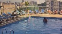 Homem entra em hotel de luxo para usar piscina e acaba detido no Rio