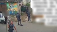 Policiais militares reviram lixo e quebram câmera de segurança no Guarujá