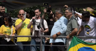 Barrado pela PF em aeroporto, português participa de ato pró-Bolsonaro e sobe em trio elétrico