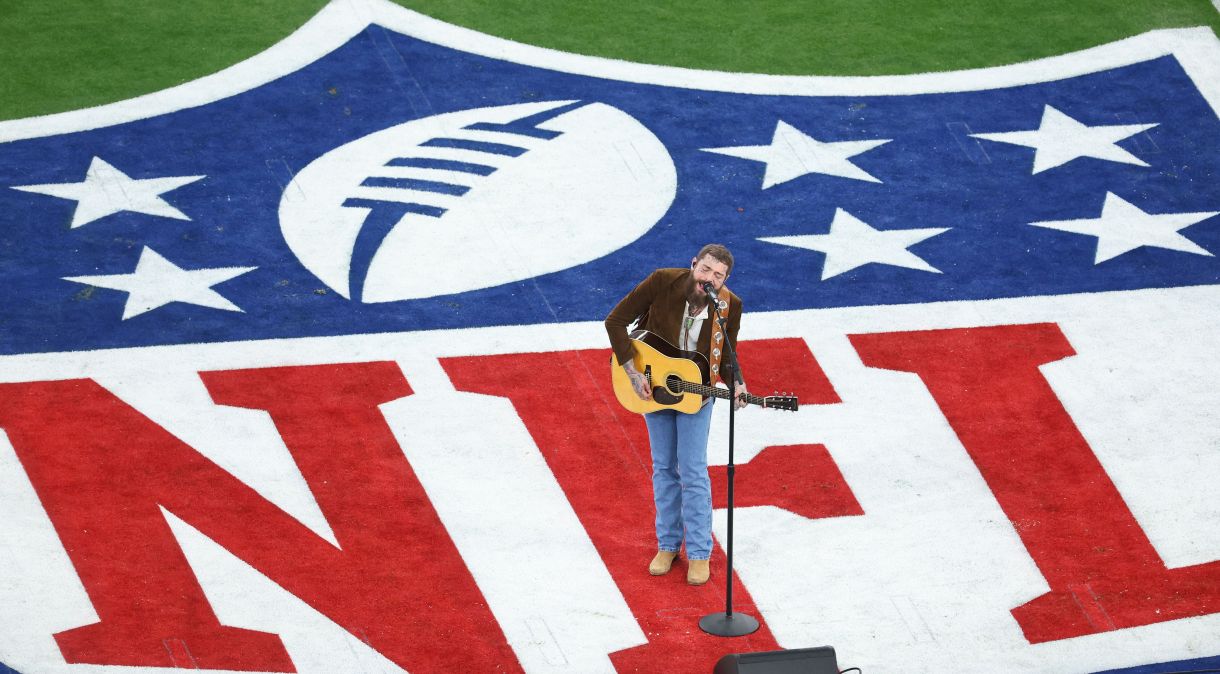O rapper e cantor americano Post Malone se apresenta antes do Super Bowl LVIII entre o San Francisco 49ers e o Kansas City Chiefs no Allegiant Stadium em 11 de fevereiro de 2024 em Las Vegas, Nevada.