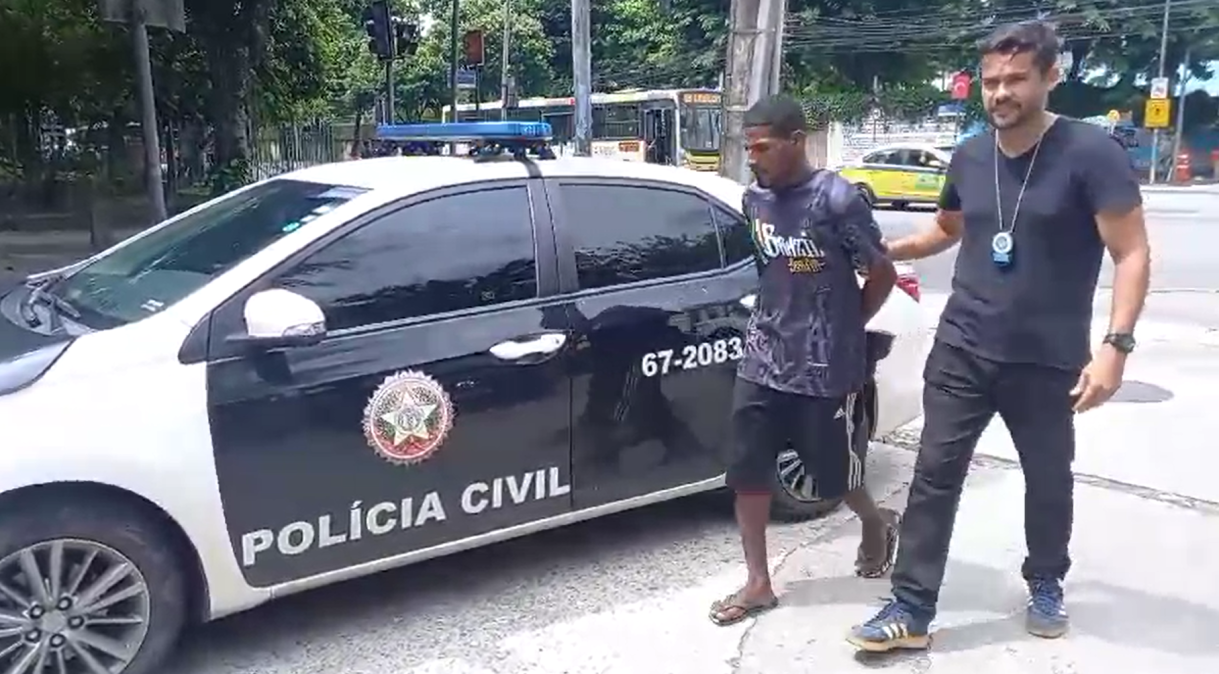 Homem é flagrado usando faca para assaltar banca de jornal no Rio