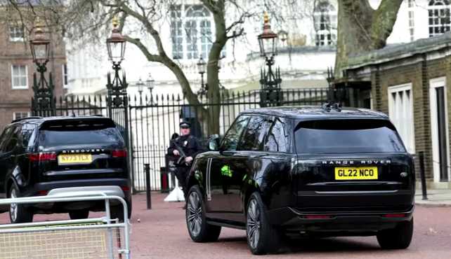 Comboio do príncipe Harry chega à Clarence House, em Londres, para encontrar o rei Charles III