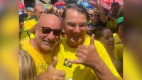 Ex-assessor da família Bolsonaro, Queiroz foi à Paulista e posou com sósia do ex-presidente