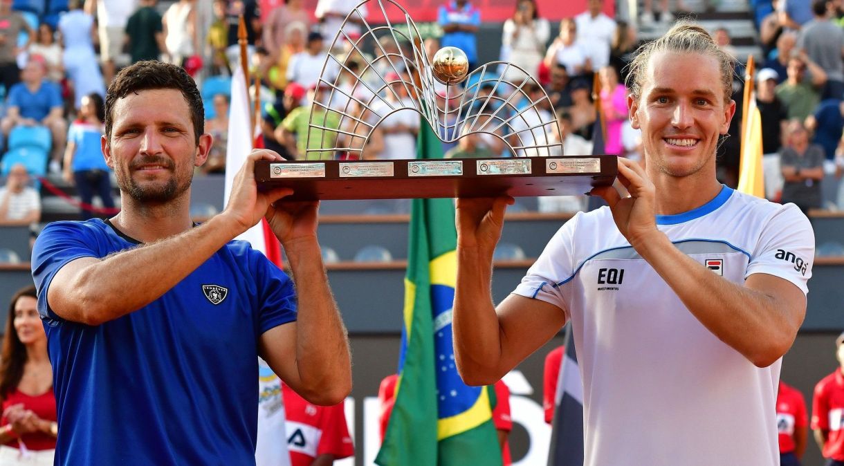 Rafael Matos (de branco) levanta o troféu de duplas do Rio Open com o colombiano Nicolas Barrientos