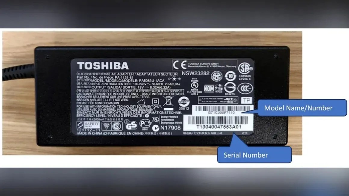 Imagem divulgada por órgão norte-americano mostra como checar número de série e modelo de carregador Toshiba