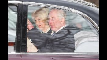 Ele estava acompanhado da rainha Camilla ao chegar no Palácio de Buckingham, em Londres