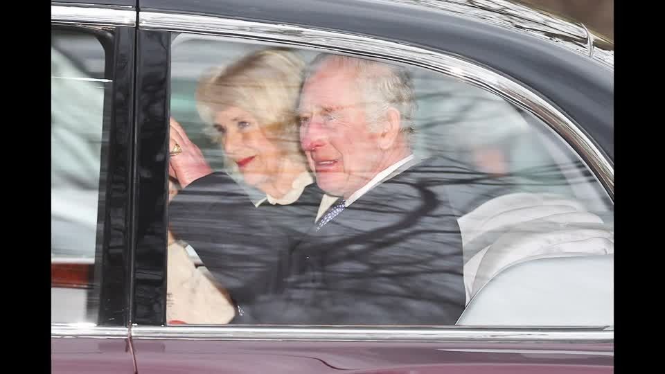 Rei Charles III chega ao Palácio de Buckingham em aparição ao público pela primeira vez após diagnóstico de câncer