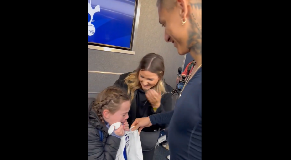 Richarlison entrega camisa do Tottenham autografada a pequena torcedora