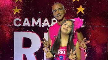 Ex-jogador levou a filha Ivy para curtir os desfiles das escolas de samba na Marquês de Sapucaí, no Rio de Janeiro