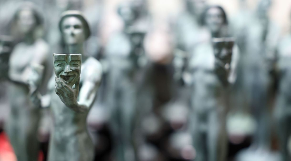 Uma visão do processo de fundição e moldagem da estatueta de ator para o 30º prêmio anual do SAG Awards