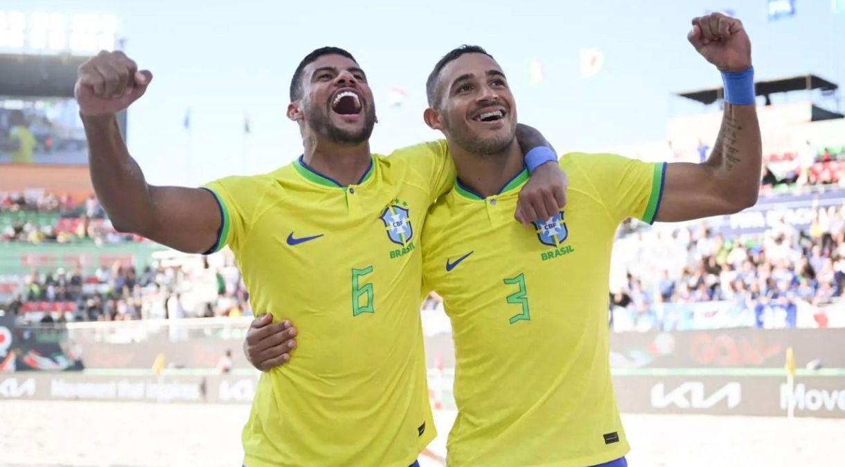 Brendo e Alisson comemoram vitória da Seleção Brasileira nas quartas de final da Copa do Mundo de Beach Soccer