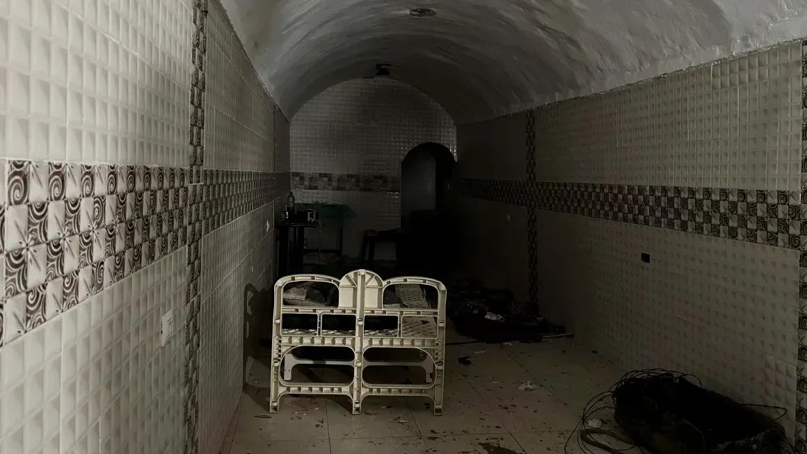 Uma câmara dentro de um complexo subterrâneo em Khan Younis, onde os militares israelenses disseram que os líderes do Hamas se esconderam e onde reféns foram mantidos