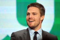 Stephen Amell, de "Arrow", é escalado para protagonizar spin-off de "Suits"