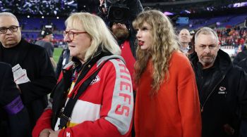 Donna Kelce costuma ver os jogos do filho da NFL ao lado da namorada dele, a cantora Taylor Swift