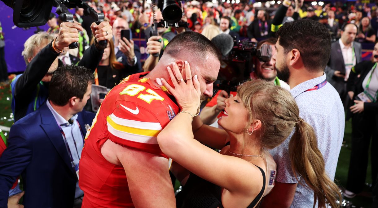 Travis Kelce e Taylor Swift comemoram após a vitória do San Francisco 49ers no Super Bowl.
