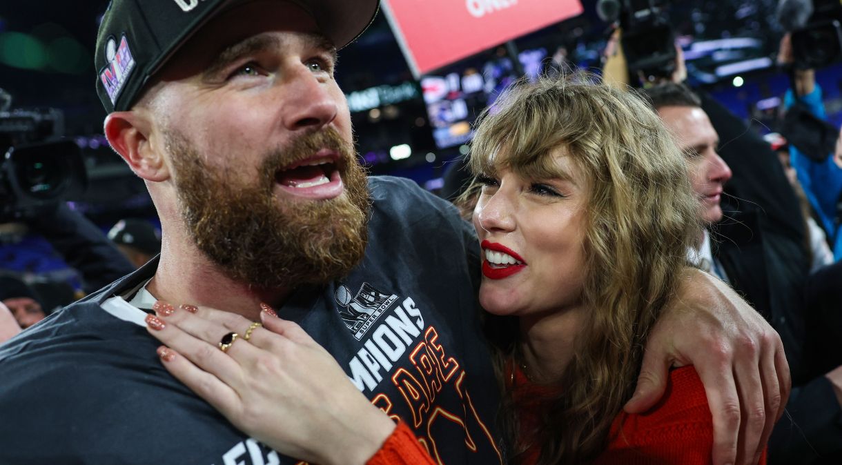 Taylor Swift e Travis Kelce durante vitória do Kansas City Chiefs