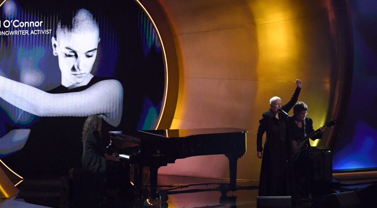Annie Lennox prestou tributo à Sinéad O'Connor no Grammy 2024