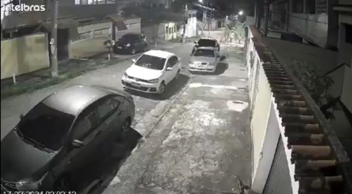 Vídeo: Policiais do Bope trocam tiros com policiais do 9º Batalhão do RJ