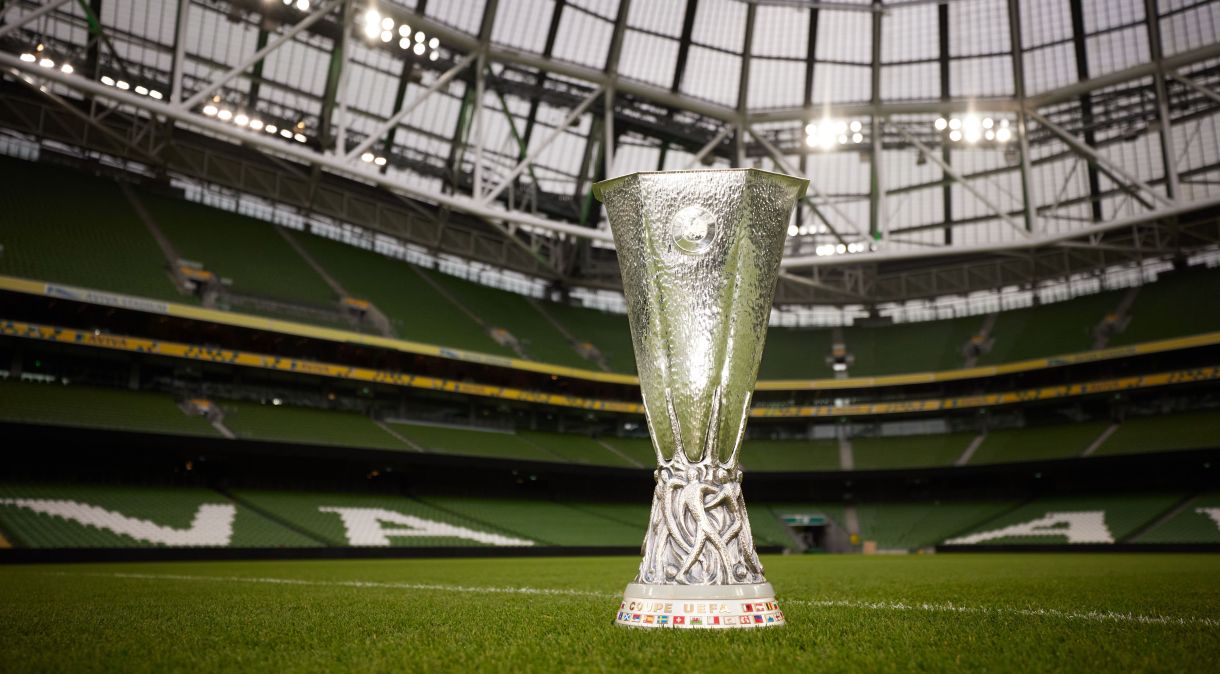 Troféu da Europa League no palco que receberá a final, o Aviva Stadium em Dublin