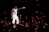 Show de Usher no Super Bowl tem hits e participação de Alicia Keys