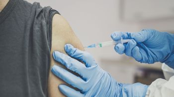 Segundo pesquisadores, trocar de braço ao receber a segunda dose do imunizante aumenta em até 4 vezes a proteção contra o vírus