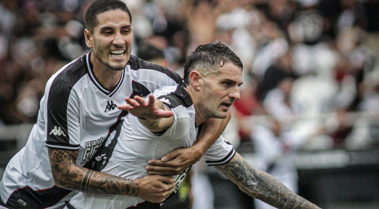Vegetti comemora com Praxedes um dos gols do Vasco contra o Botafogo