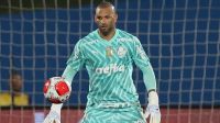 Weverton "tranca" redes sociais após falha em jogo contra o Corinthians