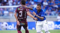 Zagueiro do Cruzeiro é zoado por esposa: &quot;Vai tomar amarelo lá na p* que p*&quot;