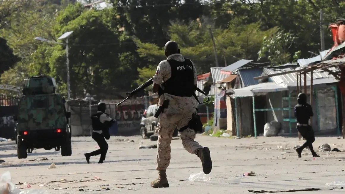 Policiais confrontam uma gangue durante um protesto contra o governo do primeiro-ministro Ariel Henry em Porto Príncipe, Haiti, em 1º de março de 2024.