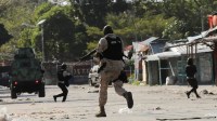 Dentro do Haiti: alguns sortudos escapam enquanto milhões enfrentam gangues, fome e caos