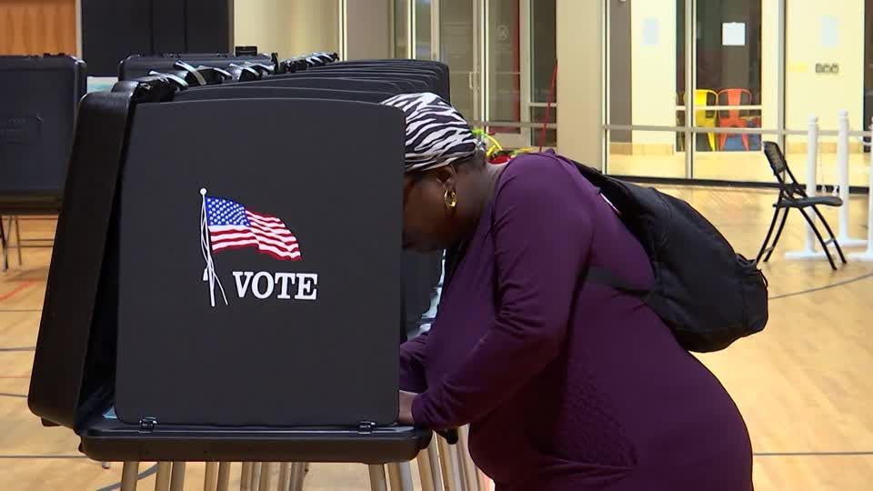 Pessoa vota durante a Superterça na Carolina do Norte