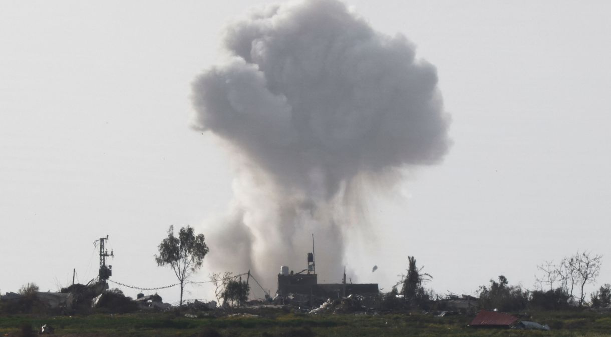 Fumaça é vista após ataque aéreo israelense em Gaza