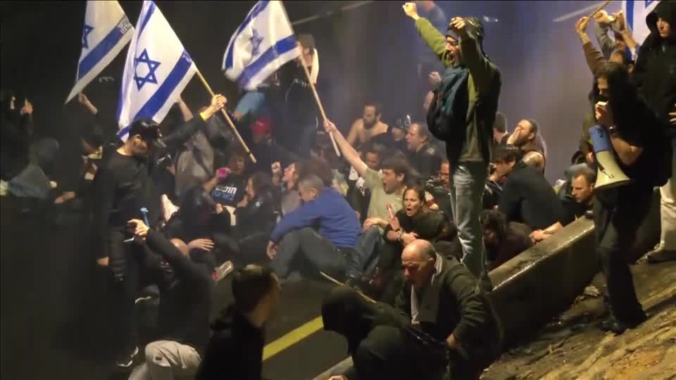 Polícia israelense e manifestantes entram em confro em ato que exige a saída de Netanyahu