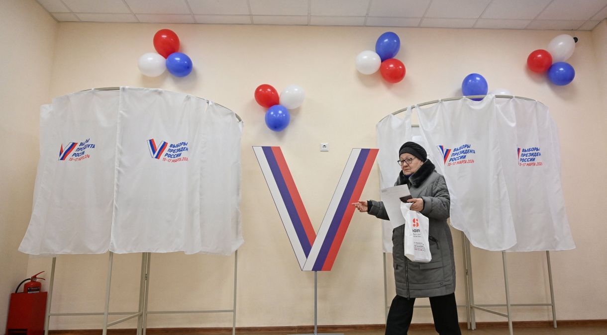 Mulher vota em eleição presidencial na Rússia