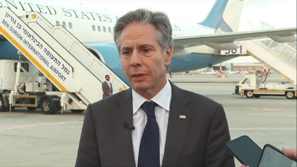 Secretário de Estado dos EUA, Antony Blinken, conversa com jornalistas antes de deixar Israel