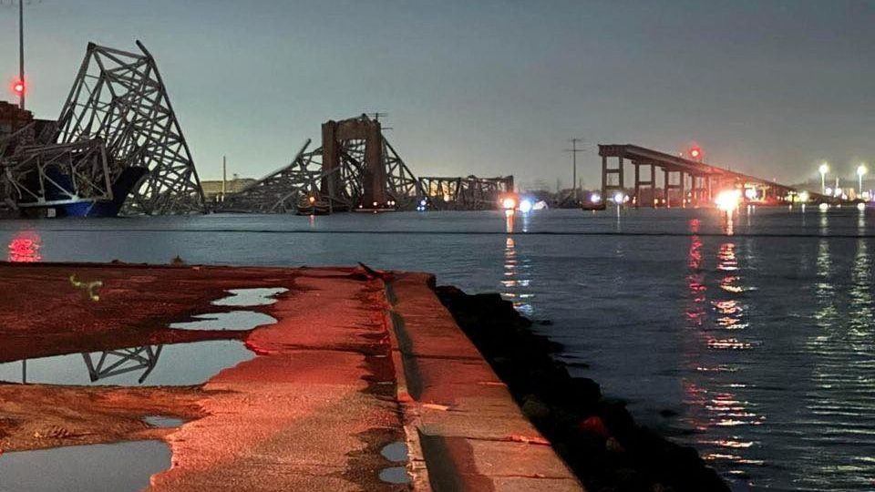 Imagem da ponte que desabou em Baltimore, nos Estados Unidos após colisão de navio