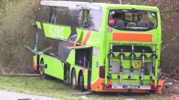 Ônibus operado pela Flixbus desviou para a direita em estrada que liga Berlim a Munique, antes de cair de lado