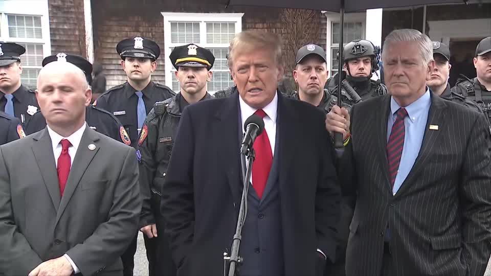 Trump comparece a velório de policial assassinado em Nova York