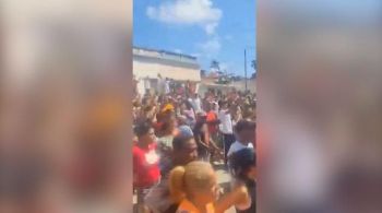 Manifestantes em Santiago saíram às ruas com gritos de “energia e comida” enquanto os apagões em alguns locais se estendiam por 18 horas ou mais por dia, colocando em risco os alimentos congelados e aumentando as tensões na ilha