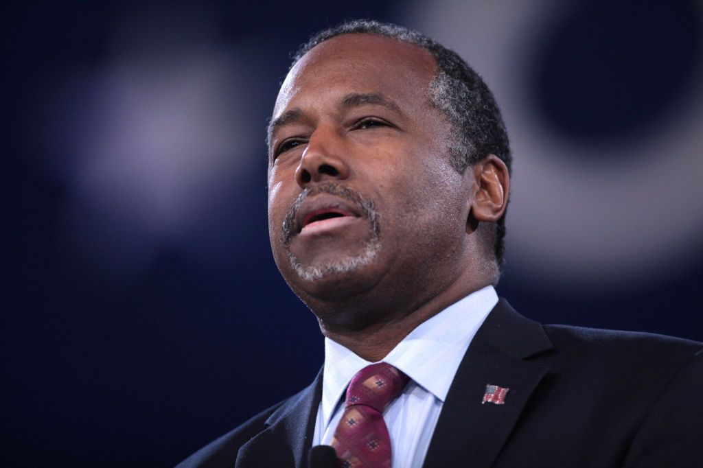 Ex-secretário do governo Trump Ben Carson discursando durante o CPAC de 2016, em Maryland.