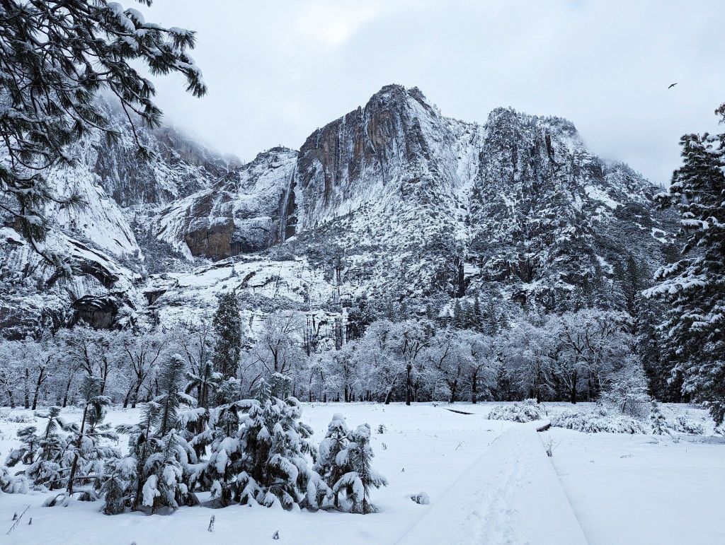 Parque Nacional de Yosemite, nos Estados Unidos, ficou coberto por neve