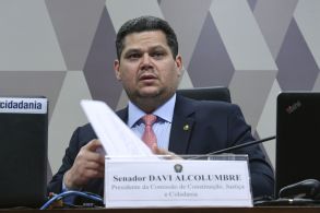 Ministro Alexandre Padilha disse que momento não é bom para debater a questão; STF suspendeu julgamento sobre descriminalização do porte de maconha