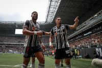 Paulinho e Hulk marcam, Atlético-MG vence América e fica perto da final do Mineiro