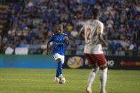 Com dois a menos, Cruzeiro empata com Tombense e mantém vantagem na semi do Mineiro