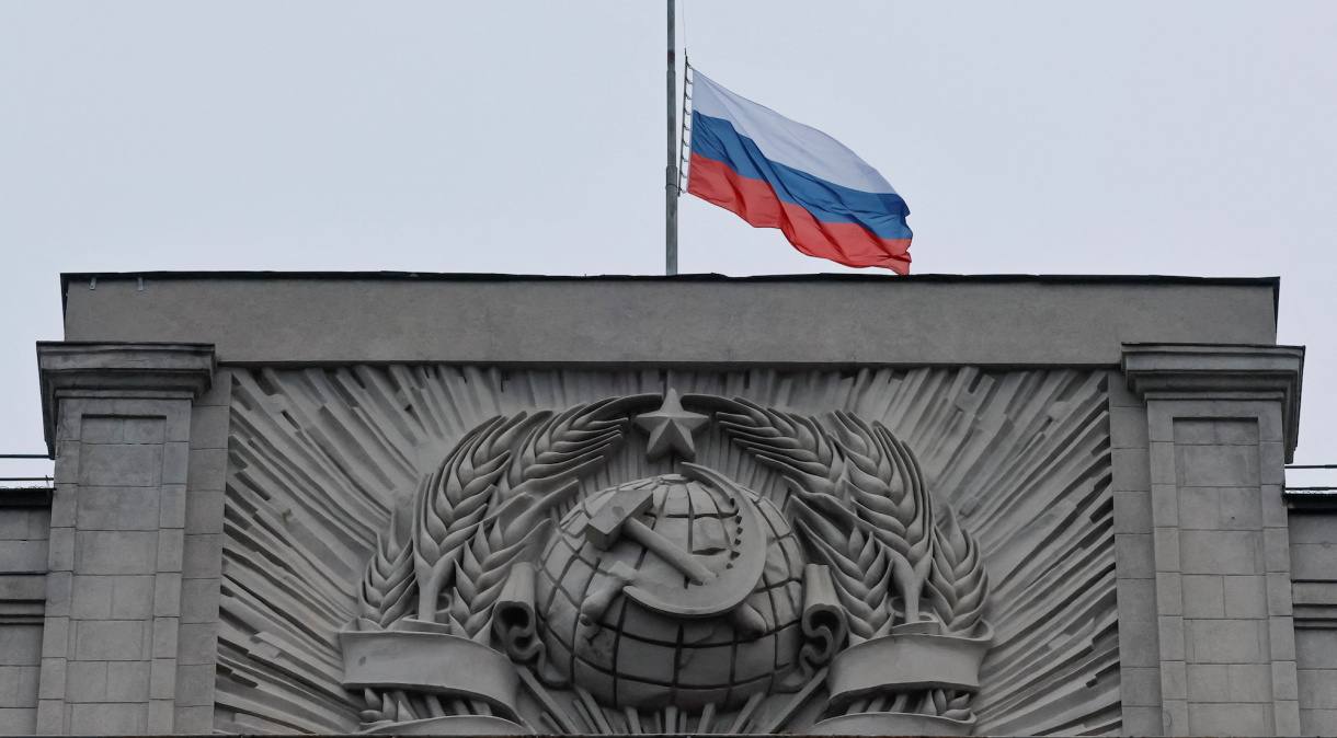 Uma bandeira nacional russa é vista baixada na sede da Duma Estatal em Moscou no domingo.