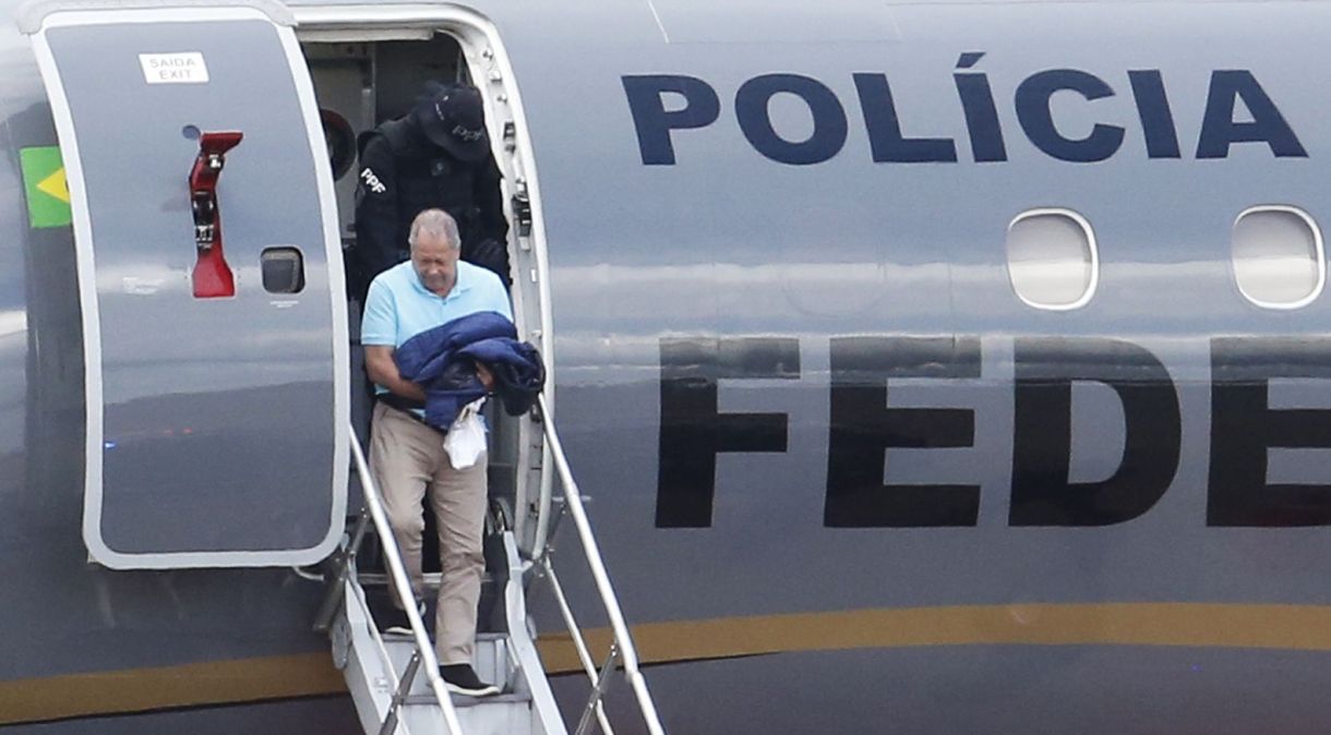 O deputado federal Chiquinho Brazão (sem partido-RJ), um dos suspeitos de mandar matar a vereadora Marielle Franco, desembarca de avião da Polícia Federal no hangar da PF no Aeroporto de Brasília, no domingo (25)