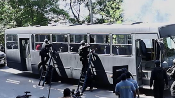 Na semana em que homens da tropa de elite da PM do Rio negociaram a liberação de 16 pessoas sequestradas em um ônibus, Bope faz treinamento aberto à imprensa